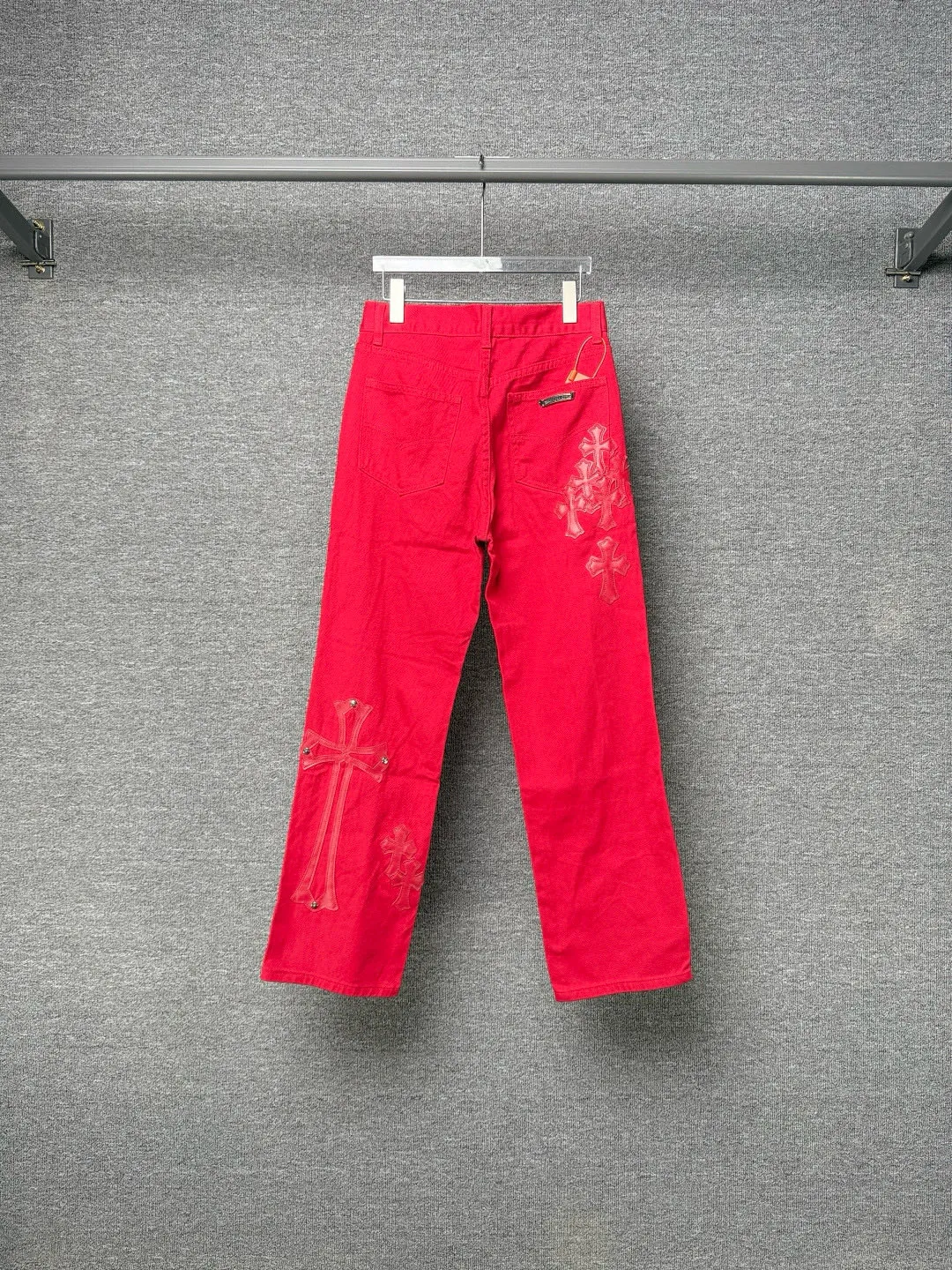 P270 💰 (Top version) CHROME HEARTS 25ss dopamine Chinese red cross leather washed jeans - Full of exploring the ultimate in fashion, Chrome Hearts' new Chrome Hearts pants not only present a unique style, the fresh ice blue color looks particularly youthful and energetic. The mid-high waist design is paired with a lazy and casual style, which not only shows long legs but also maintains a casual feel. It is a must-have fashion choice for trendy men and trendy women. Color: Dopamine Red Size: 28-30-32-34 (corresponds to S-M-L-XL)